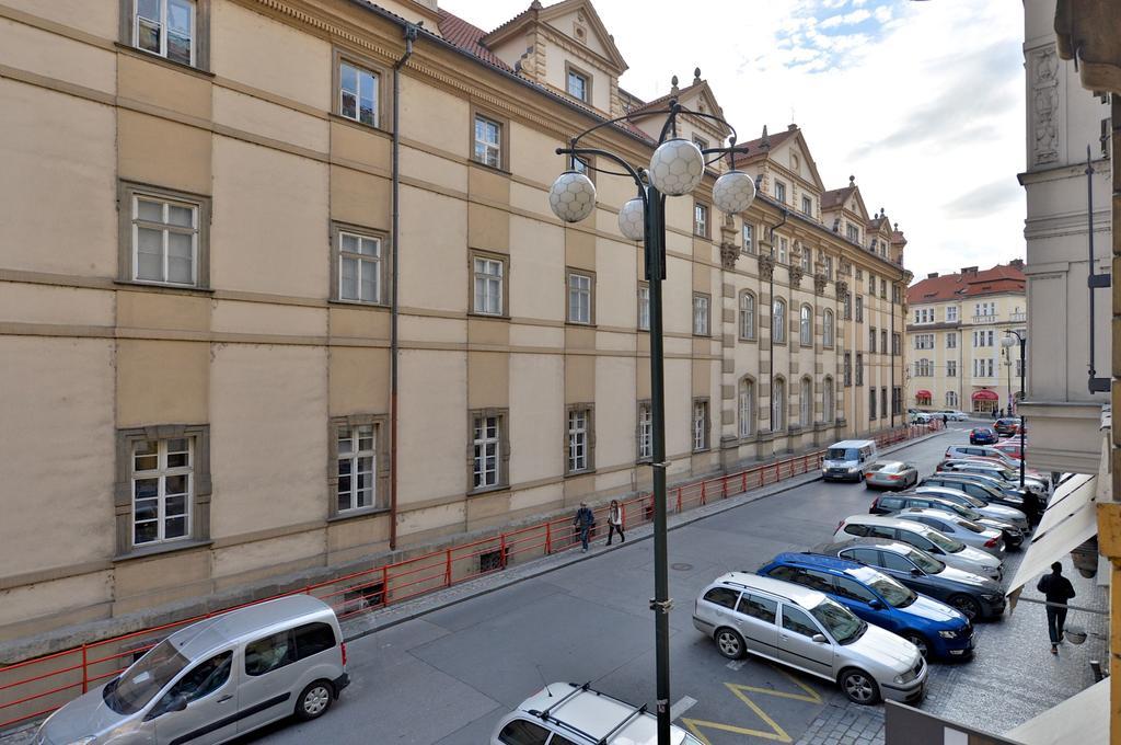 Stunning Charles Bridge Apartment Praga Exterior foto